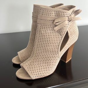 Kaari blue gently worn booties with bow size 8.5